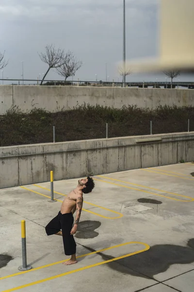 Disparo Vertical Hombre Topless Pelo Rizado Caucásico Bailando Parque Día —  Fotos de Stock