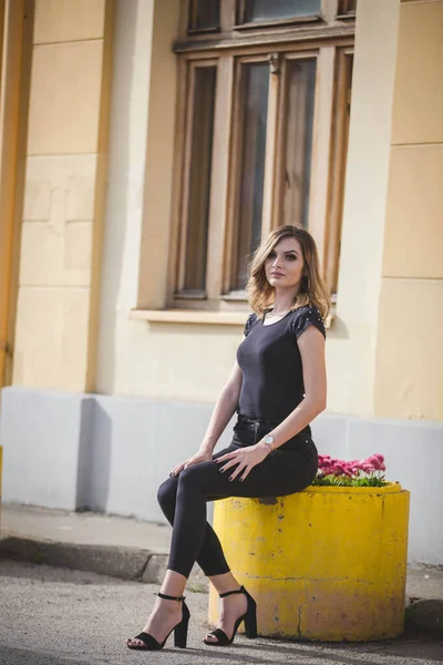 Una Joven Mujer Caucásica Bosnia Herzegovina Sentada Posando Cámara —  Fotos de Stock