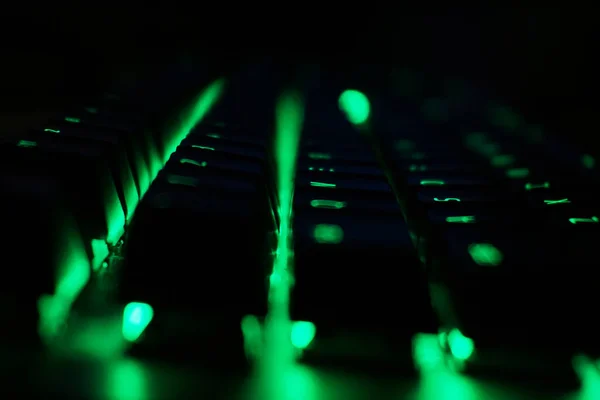 Yeşil Arka Işıklandırmalı Klavyenin Yakın Plan Görüntüsü — Stok fotoğraf