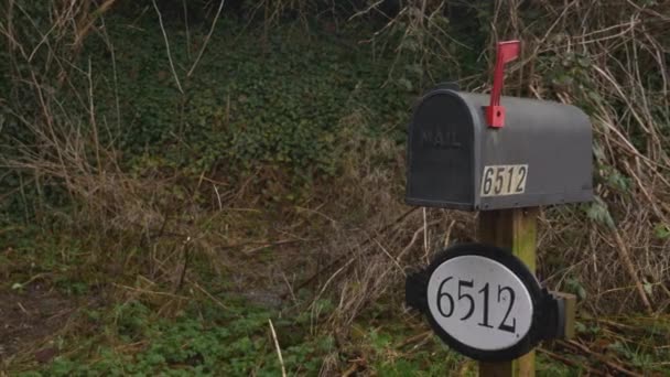 Een Weergave Van Een Zwarte Brievenbus Met Het Nummer 6512 — Stockvideo