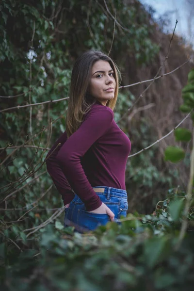 Shallow Focus Adult Woman Wearing Sweater Jeans Park Covered Greenery — Stock Photo, Image
