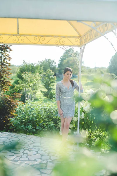 Güzel Bir Bahçede Güzel Bir Elbise Giymiş Çekici Bir Kadının — Stok fotoğraf