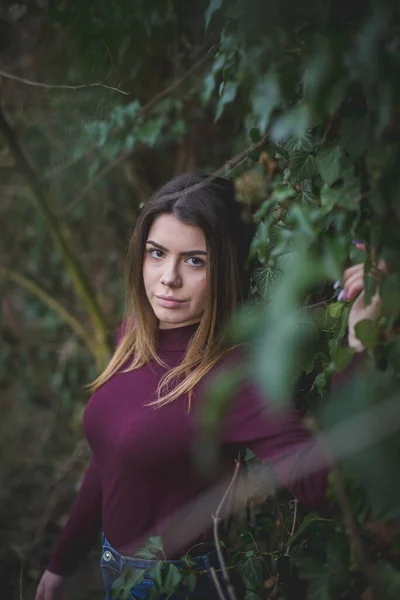 Vertical Shot Attractive Female Posing Middle Trees Park — Stock Photo, Image