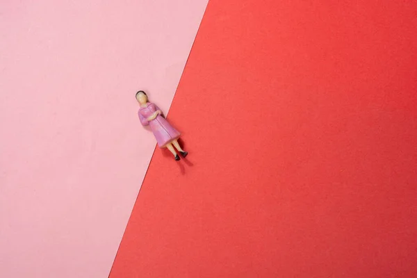 Tiro Close Uma Pequena Figura Feminina Fundo Vermelho Rosa — Fotografia de Stock