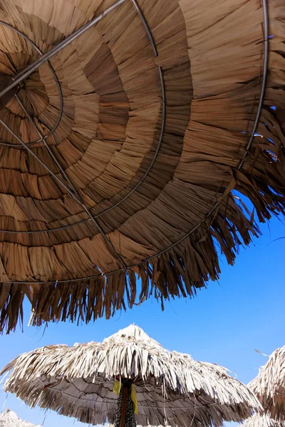 Een Close Shot Van Zonnescherm Tegen Een Blauwe Lucht — Stockfoto