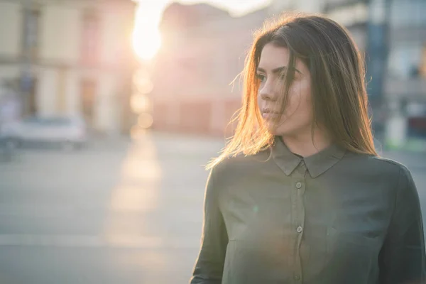 Retrato Uma Mulher Adulta Usando Uma Camisa Verde Escura Livre — Fotografia de Stock