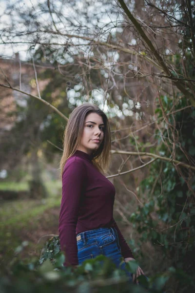 Een Verticaal Shot Van Een Aantrekkelijke Vrouw Poserend Het Midden — Stockfoto