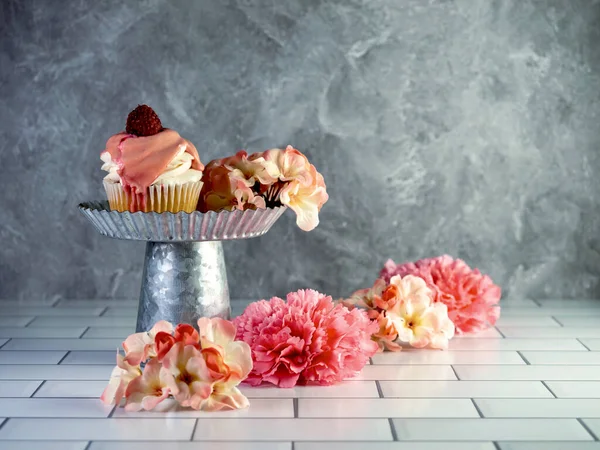 Ahududu Aromalı Kek Taze Çiçekler — Stok fotoğraf