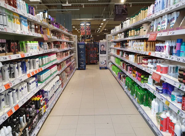 Sovata Roemenië Apr 2021 Planken Met Verschillende Producten Kaufland Store — Stockfoto