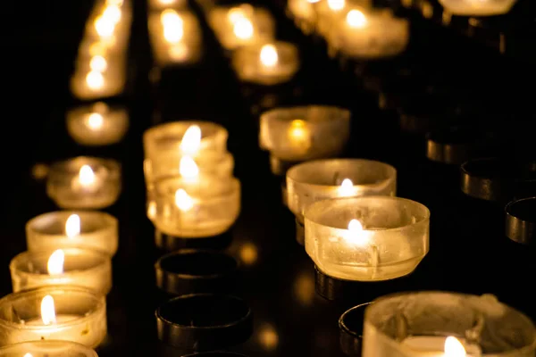 일렬로 촛불을 밝히는 사람들의 선택적 — 스톡 사진