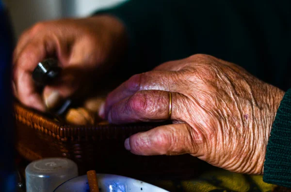 Tiro Foco Raso Das Mãos Enrugadas Uma Fêmea Sênior — Fotografia de Stock