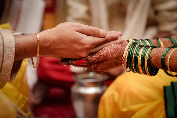 Enfoque Selectivo Las Manos Una Pareja India Una Boda —  Fotos de Stock