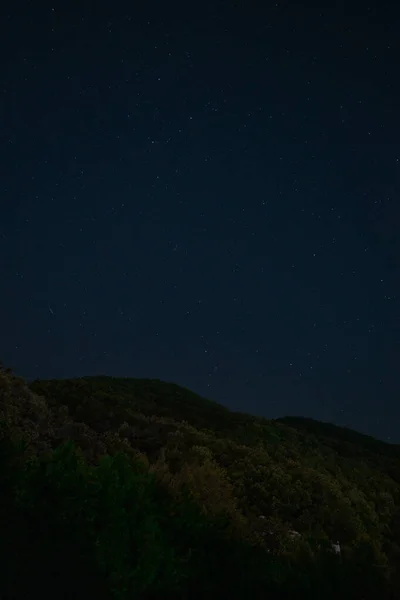 어두운 밤하늘에 그림같은 언덕들의 — 스톡 사진