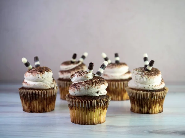 Närbild Smörkräm Smaksatt Cupcakes Bordet — Stockfoto