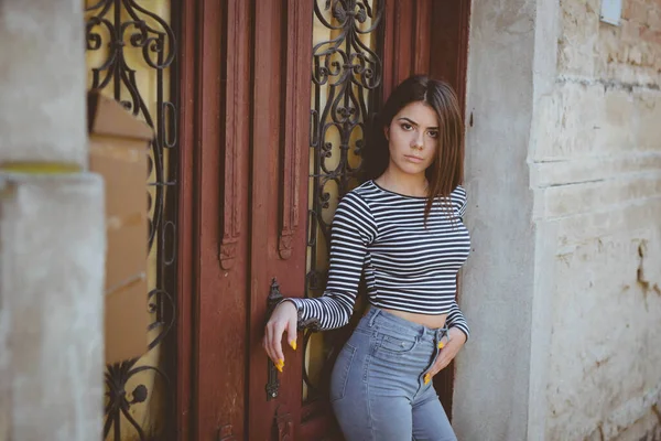 Una Atractiva Hembra Ropa Casual Posando Junto Entrada Antiguo Edificio —  Fotos de Stock