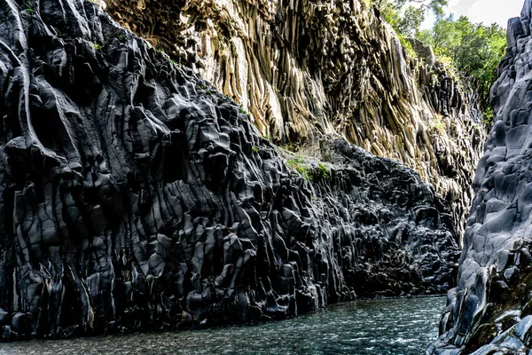 Desfiladeiro Rio Alcantara Fluindo Entre Formações Geológicas Basálticas Parque Botânico — Fotografia de Stock