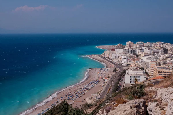 Yunanistan Rodos Kenti Uzun Bir Plaj Solgun Bir Gökyüzünün Altında — Stok fotoğraf