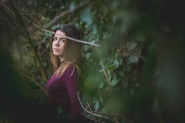 Ein Seichter Fokus Einer Erwachsenen Brünetten Frau Die Einem Park — Stockfoto