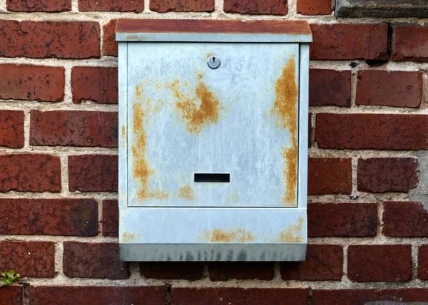 Kırmızı Noktalı Tuğla Duvara Kazınmış Mavi Paslı Bir Posta Kutusu — Stok fotoğraf