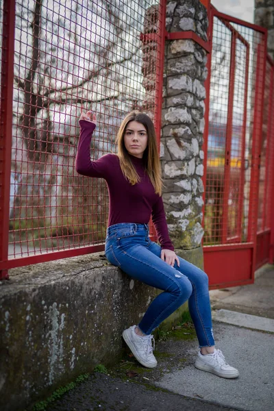 Adult Woman Wearing Sweater Jeans Sitting Wall Fences Park — Stock Photo, Image