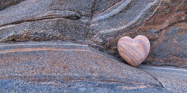 Крупный План Одного Камня Форме Сердца Гранитных Каменных Волнах Кристально — стоковое фото