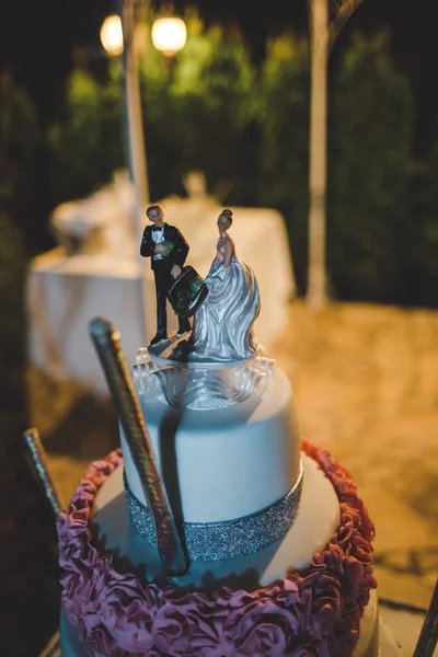 Вертикальний Знімок Красивого Весільного Торта Відкритому Парку — стокове фото
