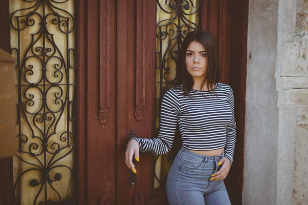 Una Atractiva Mujer Vestida Con Ropa Casual Posando Junto Entrada —  Fotos de Stock