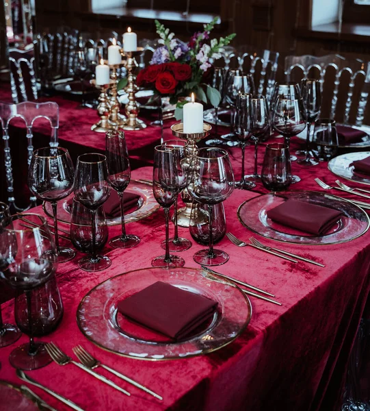 Krásný Červený Stůl Luxusním Stolním Nádobím Svíčkami Květinami Restauraci — Stock fotografie