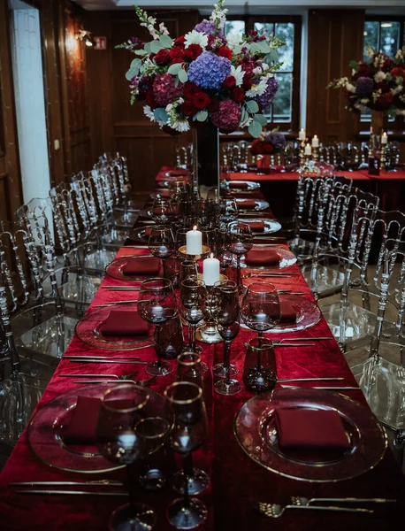 Una Hermosa Mesa Roja Con Vajilla Lujo Velas Flores Restaurante — Foto de Stock