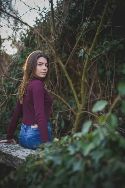 Colpo Verticale Una Bella Donna Caucasica Che Indossa Una Camicetta — Foto Stock