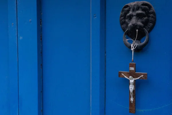 Tiro Perto Batedor Porta Com Crucifixo Religioso Madeira — Fotografia de Stock