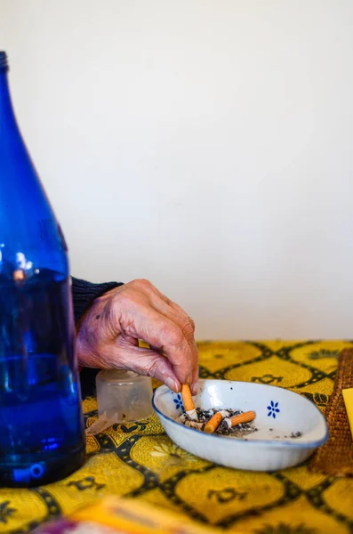Colpo Verticale Una Donna Anziana Che Fuma Con Mani Rugose — Foto Stock