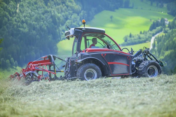 Logarska Dolina Slovenia 2018年6月16日 急な地形で牧草地を収穫するためのさまざまな種類のレーキ — ストック写真