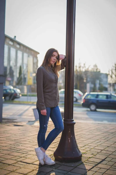 Foco Superficial Uma Mulher Adulta Vestindo Uma Camisa Com Jeans — Fotografia de Stock