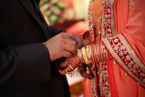 Indiase Moslim Bruidegom Bindt Armband Aan Bruiden Handen Het Trouwen — Stockfoto