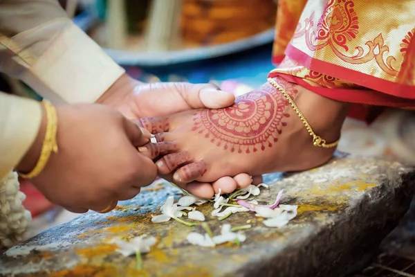 Inserir Anel Dedo Perna Das Mulheres Tempo Casamento Hindu Para — Fotografia de Stock