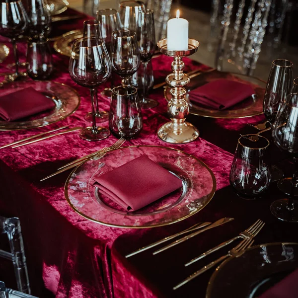 Красивый Красный Стол Великолепной Посудой Свечами Украшенном Ресторане — стоковое фото