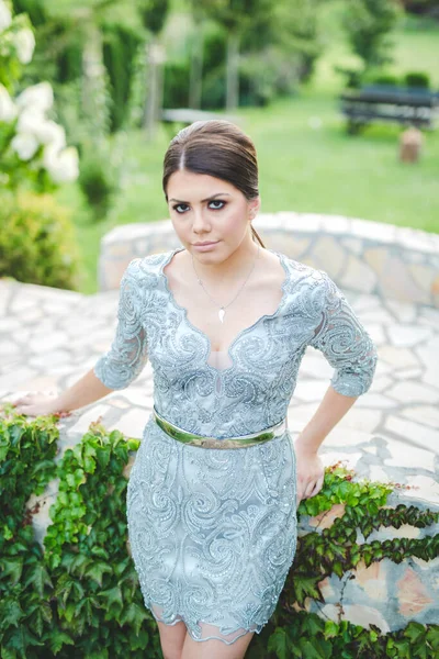 Uma Mulher Morena Adulta Usando Vestido Azul Curto Posando Jardim — Fotografia de Stock