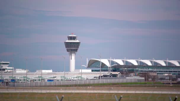 慕尼黑机场的塔楼和候机楼 以安全栅栏为前沿阵地 度假和飞行的概念 — 图库视频影像