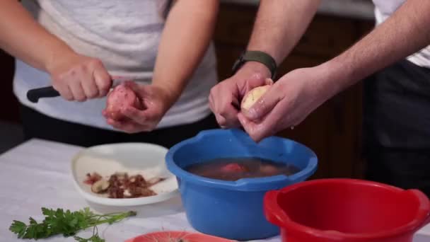 Dos Machos Jóvenes Pelando Patatas Con Cuchillos Mesa Blanca — Vídeos de Stock