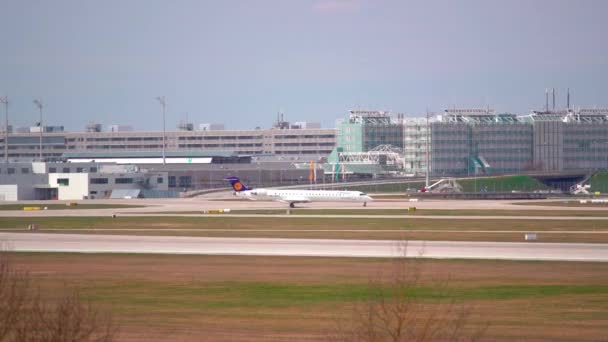 Vliegtuig Vliegveld München Het Vliegtuig Staat Startbaan — Stockvideo