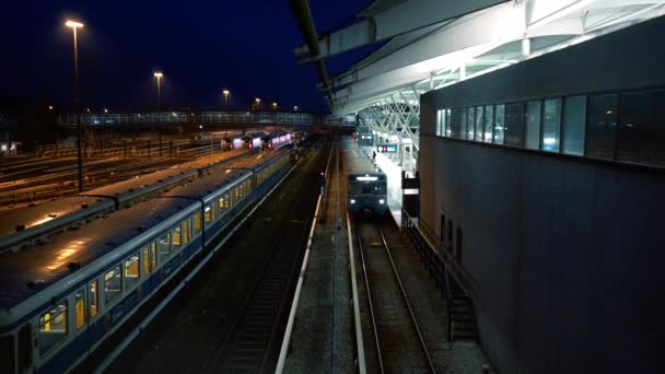 Metro Zatrzymuje Się Wieczorem Stacji Naziemnej Stacja Jest Oświetlona Nocy — Wideo stockowe