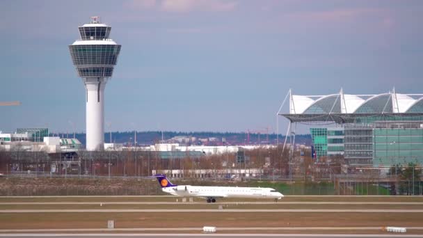 Vliegtuig Vliegveld München Het Vliegtuig Staat Startbaan — Stockvideo