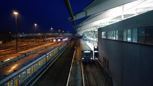 Metro Zatrzymuje Się Wieczorem Stacji Naziemnej Stacja Jest Oświetlona Nocy — Wideo stockowe