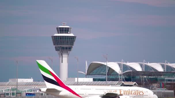 Emirates Flugzeug Terminal Des Münchner Flughafens Reisende Starten Und Steigen — Stockvideo