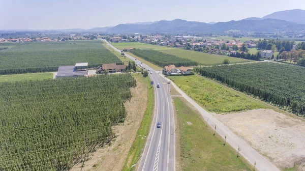 Tiro Aéreo Uma Pequena Cidade Com Terras Agrícolas Eslovénia — Fotografia de Stock