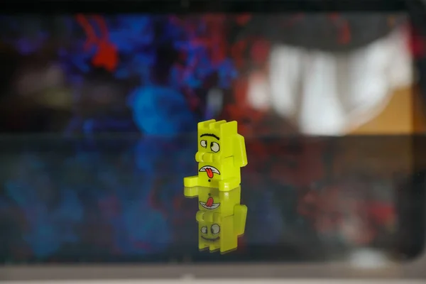 Избирательный Фокусный Снимок Жёлтой Взаимосвязанной Пластиковой Кирпичной Игрушки — стоковое фото