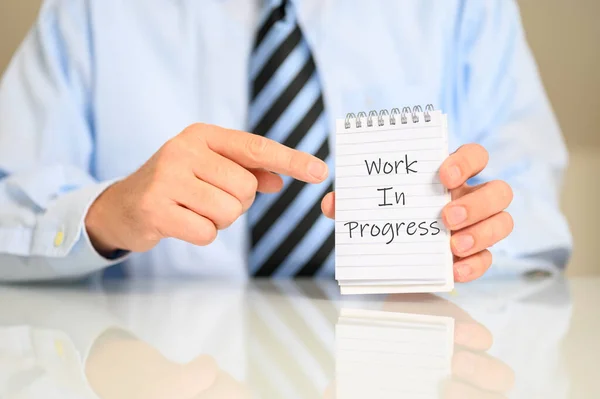 Ένας Επιχειρηματίας Που Δείχνει Σημειωματάριό Του Work Progress Γραμμένο Μέσα — Φωτογραφία Αρχείου