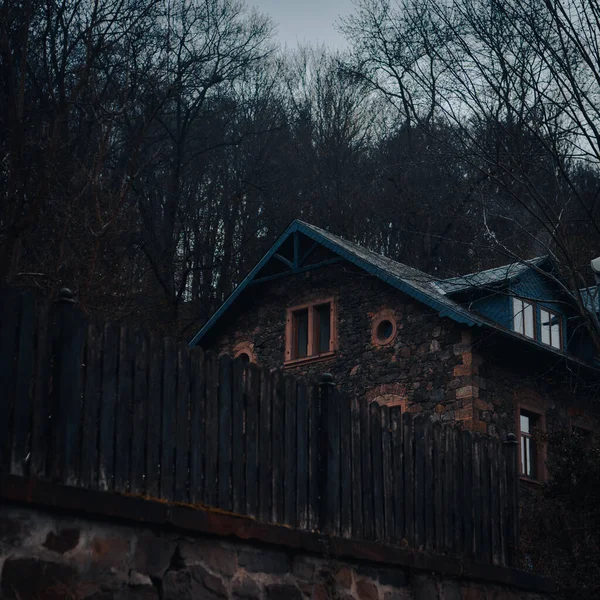 Een Landschap Met Een Stenen Hut Omringd Door Bomen Een — Stockfoto