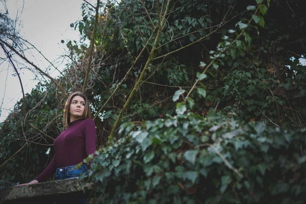 Yeşilliklerle Kaplı Bir Parkta Kot Pantolon Giyen Yetişkin Bir Kadın — Stok fotoğraf